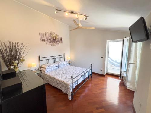 - une chambre avec un lit et une télévision dans l'établissement La Casetta di Emma, à Villa Faraldi