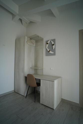 a desk in a room with a chair and a wall at Villa Lentischio in Budoni