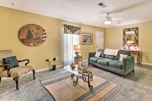 Posezení v ubytování Charming Townhome with Patio about half Mi to Bayou!