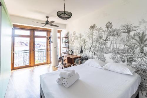 ein Schlafzimmer mit zwei weißen Handtüchern auf einem Bett in der Unterkunft THE BUILDING - Appartement d'architecte avec vue Notre Dame de la Garde in Marseille