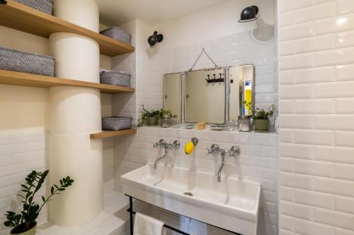 a bathroom with two sinks and a mirror at THE BUILDING - Appartement d'architecte avec vue Notre Dame de la Garde in Marseille