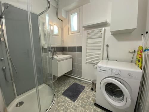 Photo de la galerie de l'établissement Appartement 2 pièces en rez-de-jardin à 300m des plages et commerces - Larmor-Plage - FR-1-349-183, à Larmor-Plage