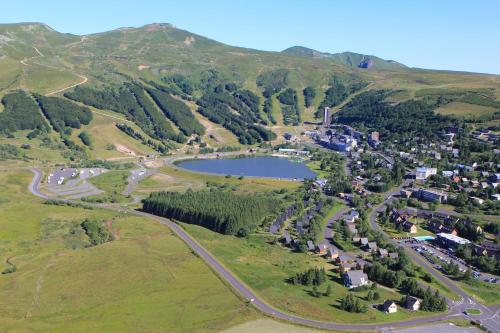 una vista aérea de una ciudad y un lago en Superbesse - 300m pistes & lac - App 6 pers, en Besse-et-Saint-Anastaise