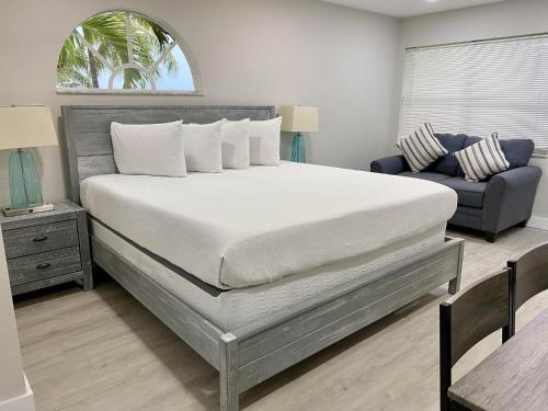 1 dormitorio con 1 cama grande y 1 sofá azul en Amoray Dive Resort en Key Largo