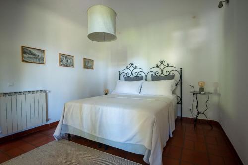 Posteľ alebo postele v izbe v ubytovaní Villa Il Mandorlo with garden and terrace in Forio d'Ischia