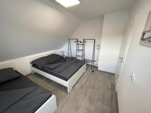 a bedroom with a bed and a ladder in it at Moderne Wohnung nah am Cappenberger-See, 1-4 Gäste in Lünen