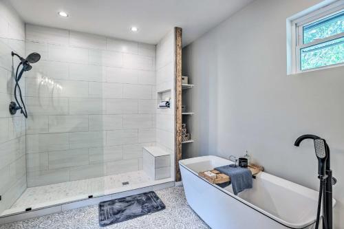 Koupelna v ubytování Modern, Colorful Home about 2 Mi to Tuskegee Uni