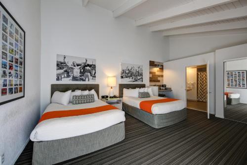 Llit o llits en una habitació de Inn at Venice Beach