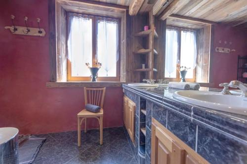 W łazience znajduje się umywalka i krzesło. w obiekcie Chalet les Fiz w mieście Passy