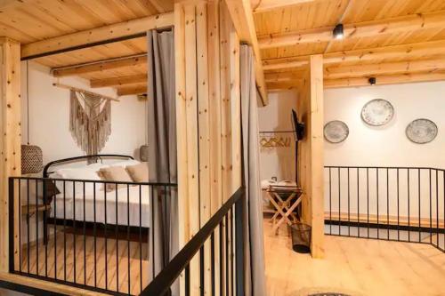 una camera con letto e orologi appesi al muro di Kyrangelo Traditional House with outdoor jacuzzi a Koskinou