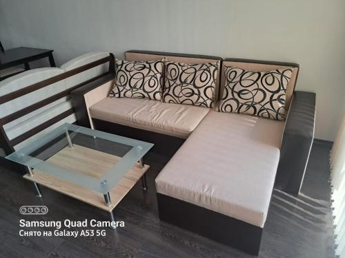 een woonkamer met een bank en een salontafel bij Sunny Dream Apartments Sunny Beach Bulgarien Sonnenstrand in Sunny Beach