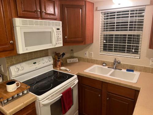 A kitchen or kitchenette at Berry Patch Cottage