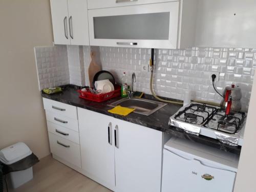 uma cozinha com um lavatório e uma bancada em TANER PANSiYON em Edirne