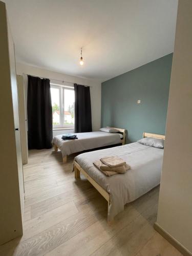 um quarto com 2 camas e uma janela em Maison Pétria em Fontaine-lʼÉvêque
