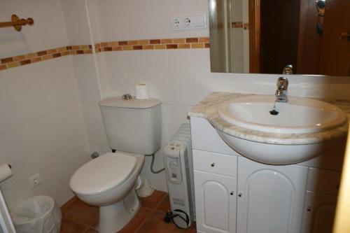 a bathroom with a toilet and a sink at Estudio con vistas Edificio Bulgaria in Sierra Nevada