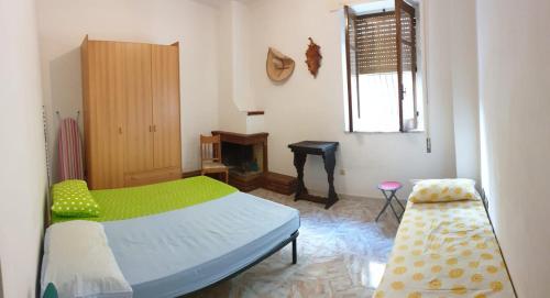 - une chambre avec un lit et une chaise dans l'établissement Pink House, à Le Castella