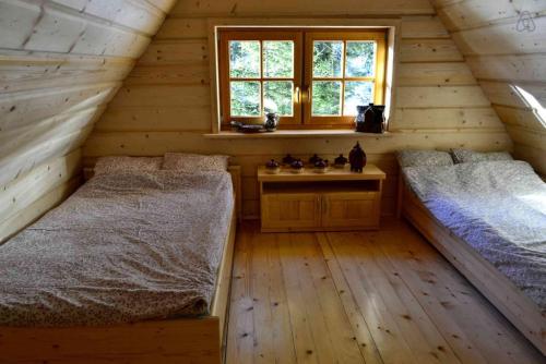 Domek drewniany w górach tesisinde bir odada yatak veya yataklar