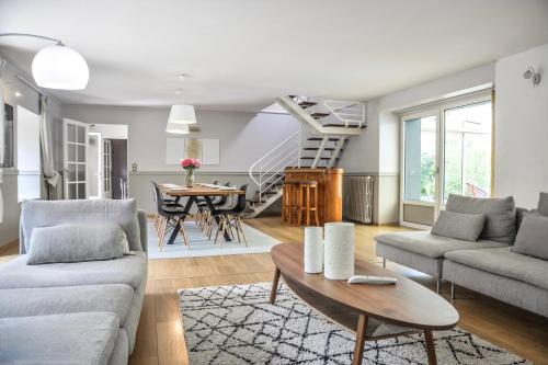 Posedenie v ubytovaní VILLA KER BLEUENN * 10 PERSONNES * PISCINE * SAUNA