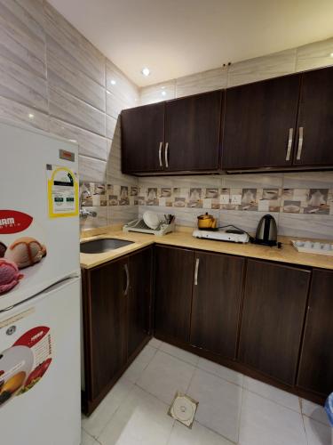 A kitchen or kitchenette at بيت السائح Tourist Home