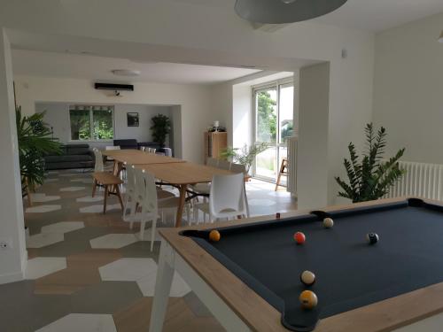 une salle avec un billard et une salle à manger dans l'établissement La Mollerie, à Saint-Bonnet-de-Cray