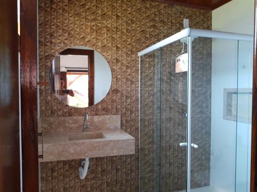 a bathroom with a sink and a mirror at Pousada Das Roseiras in Barra Grande