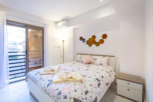 - une chambre blanche avec un lit et des serviettes dans l'établissement NEW! Luxury’n Colorful, Gueliz, à Marrakech