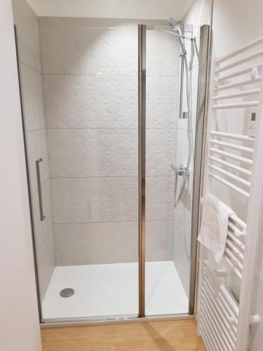 y baño con ducha y puerta de cristal. en La Mollerie, en Saint-Bonnet-de-Cray