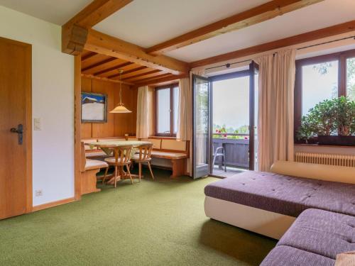 1 dormitorio con 1 cama, mesa y sillas en Katharina en Brixen im Thale