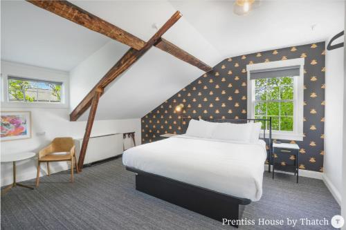 Un pat sau paturi într-o cameră la Prentiss House by Thatch