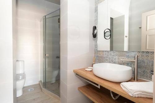 La salle de bains est pourvue d'un lavabo et de toilettes. dans l'établissement Camara Luxury Apartments (Deluxe Apartment), à Pylos