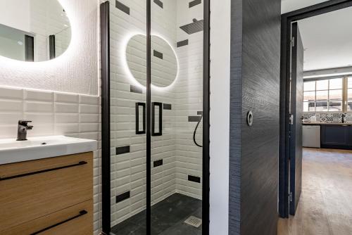 une salle de bain avec douche et lavabo dans l'établissement Dijon : plein coeur de ville, à 2 pas du Tram, à Dijon