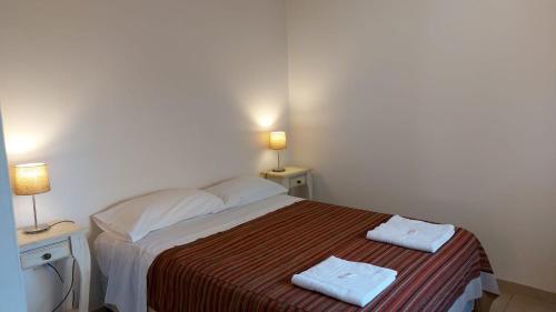 a bedroom with a bed with two towels on it at Departamentos modo turista in Tunuyán