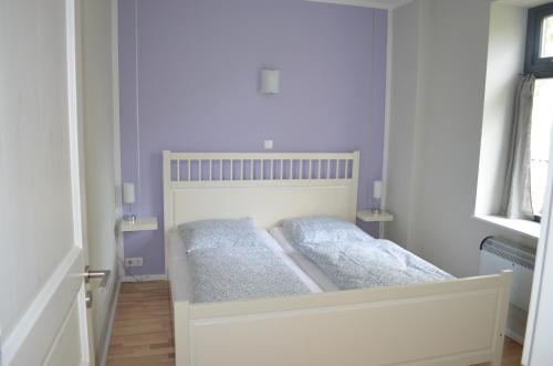 a bedroom with two beds with purple walls at Wassersportzentrum Alte Feuerwache in Brandenburg an der Havel