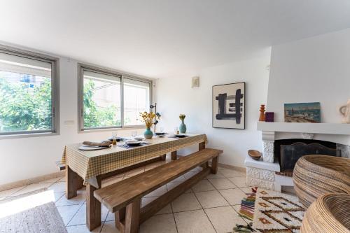 un salon avec une table et une cheminée dans l'établissement A LA CALANQUE - Jolie Maison en bord de mer, à Marseille