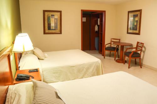 Gulta vai gultas numurā naktsmītnē Baja Inn Hoteles La Mesa