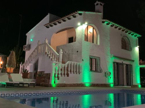 een villa met een zwembad in de nacht bij Quinta Las Galgas in Calpe