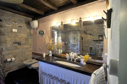 a bathroom with a sink and a toilet at chevalier claudio in Agnone