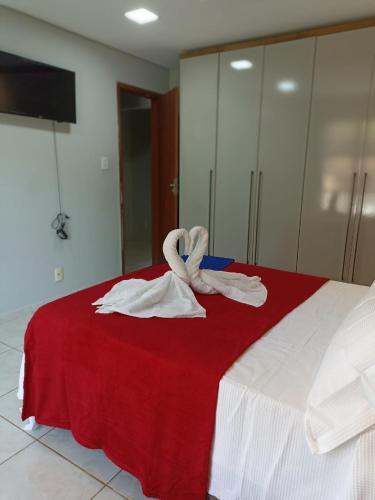 a bedroom with a bed with towels on it at LUZ DO LUAR in Pedra Azul