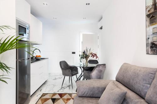 a living room with a couch and a table at Apartamentos Casa del Arco de 2 a 6 personas in Andújar
