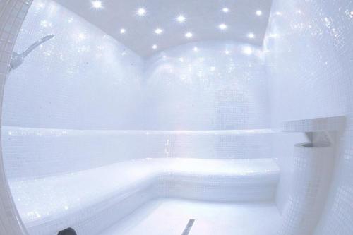 biała łazienka z wanną i oknem w obiekcie Hotel Antonio Conference w Brzegu