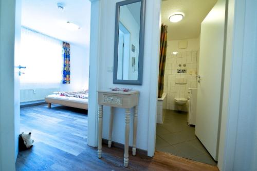 La salle de bains est pourvue d'un lavabo et d'un miroir. dans l'établissement Haus Nordseebrandung NB26, à Cuxhaven