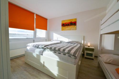 una camera con un grande letto e una finestra di Haus Frische Brise 0807 a Cuxhaven