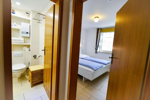Kleines Zimmer mit einem Bett und einem Bad. in der Unterkunft Haus Horizont HZ09 in Cuxhaven
