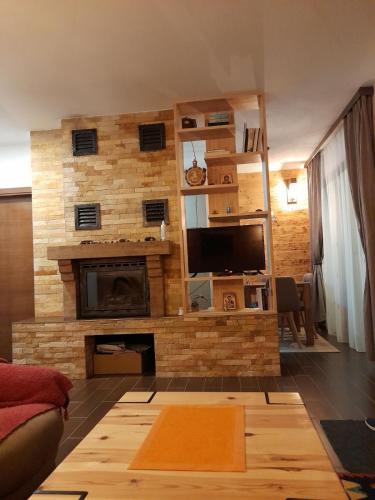 Una televisión o centro de entretenimiento en Apartman Milekic