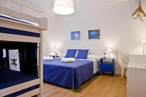 バルセロナにあるブルー バルセロナのベッドルーム1室(ベッド2台、二段ベッド1組付)