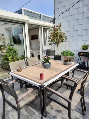 - une table et deux chaises sur la terrasse dans l'établissement Mon petit paradis, à Berck-sur-Mer