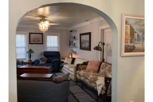 - une voûte dans le salon avec un canapé et des chaises dans l'établissement 1 mile to Fort Sill! The CaroleBelle Cottage sleeps 8 with hottub,grills,firepit, à Lawton