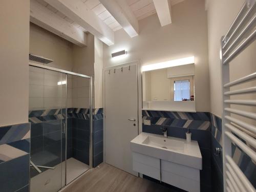 Koupelna v ubytování Garda view - Nuovo appartamento con solarium vista lago