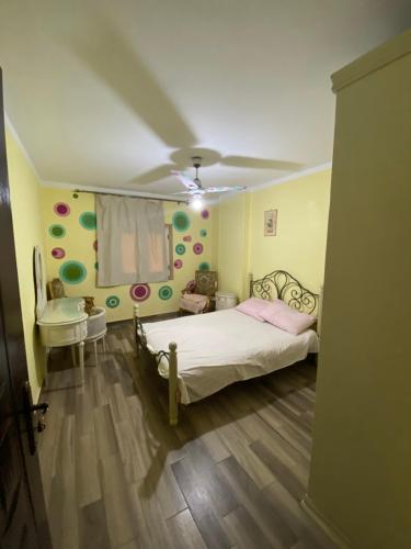 Un pat sau paturi într-o cameră la nora's apartment