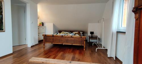 um quarto com uma cama no meio de um quarto em Tinyloft em Beerfelden